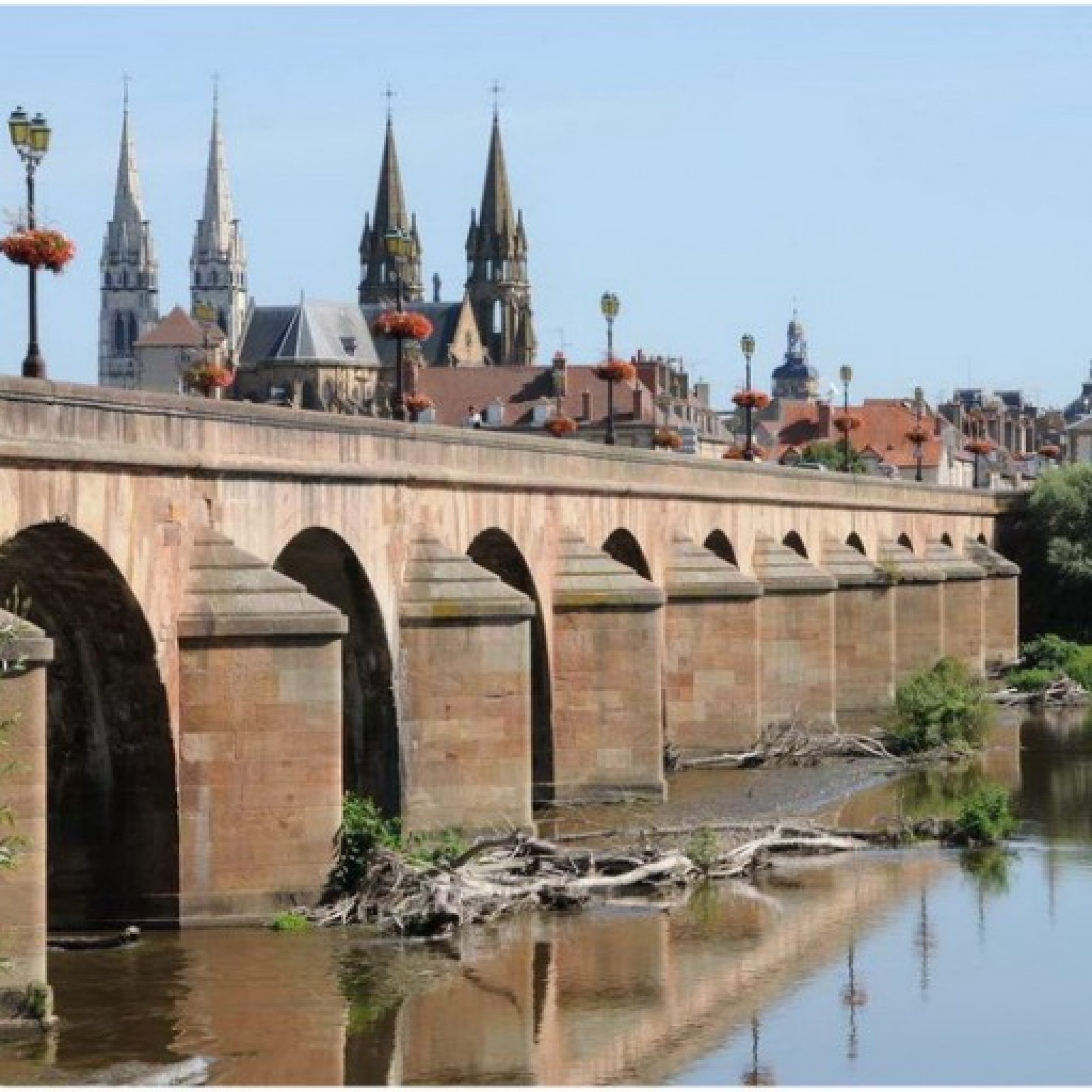 Moulins-Allier-France-pont-regemortes-768x512