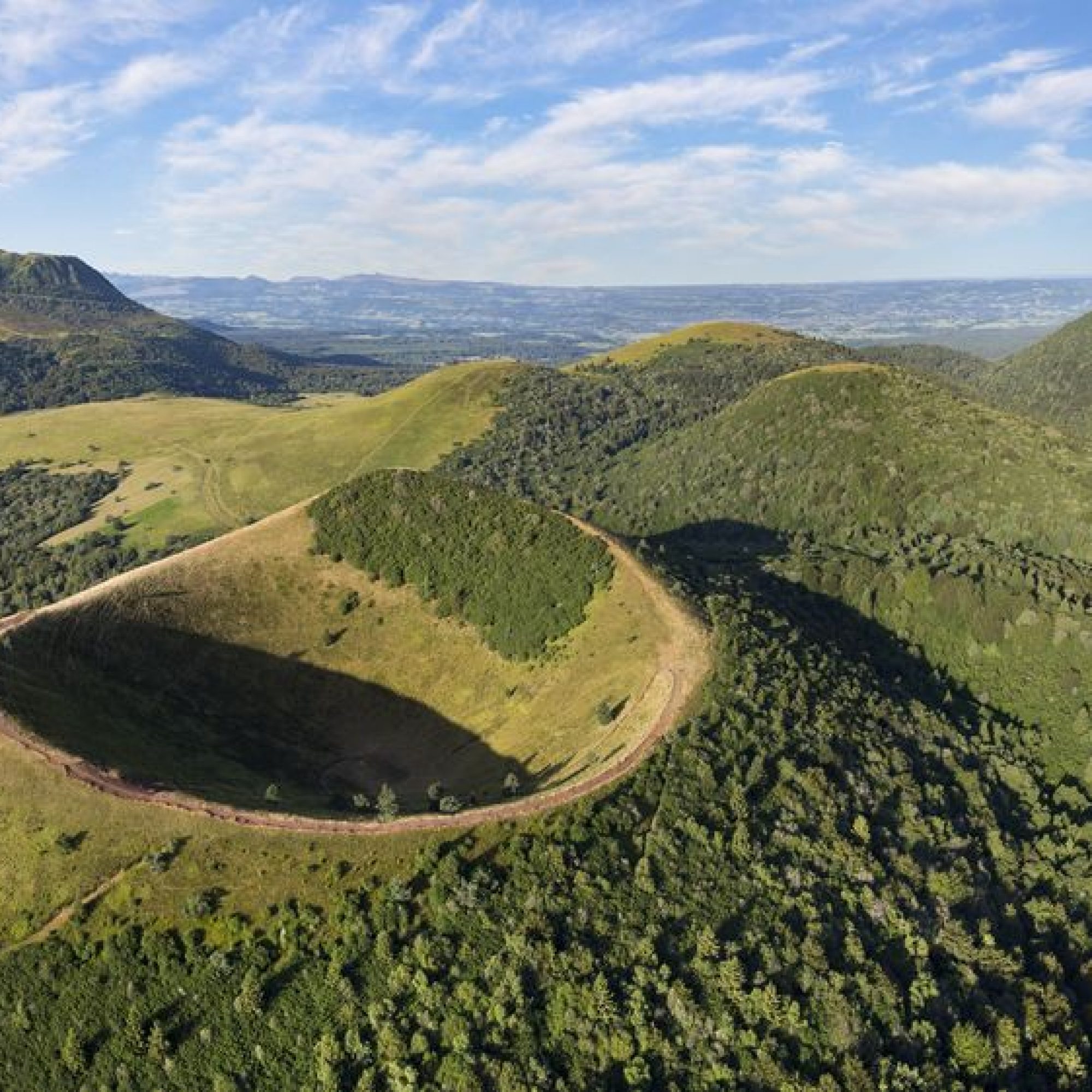 France, Puy-de-Dôme (63), Orcines, Parc Naturel Régional des Volcans d'Auvergne, la Chaîne des Puys, le Puy Pariou en premier plan (vue aérienne)